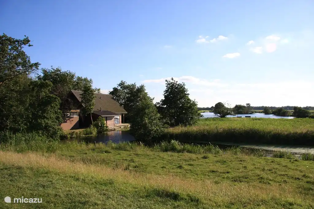 Blick von Prinsendijk auf ein Haus mit eigenem Moormoor