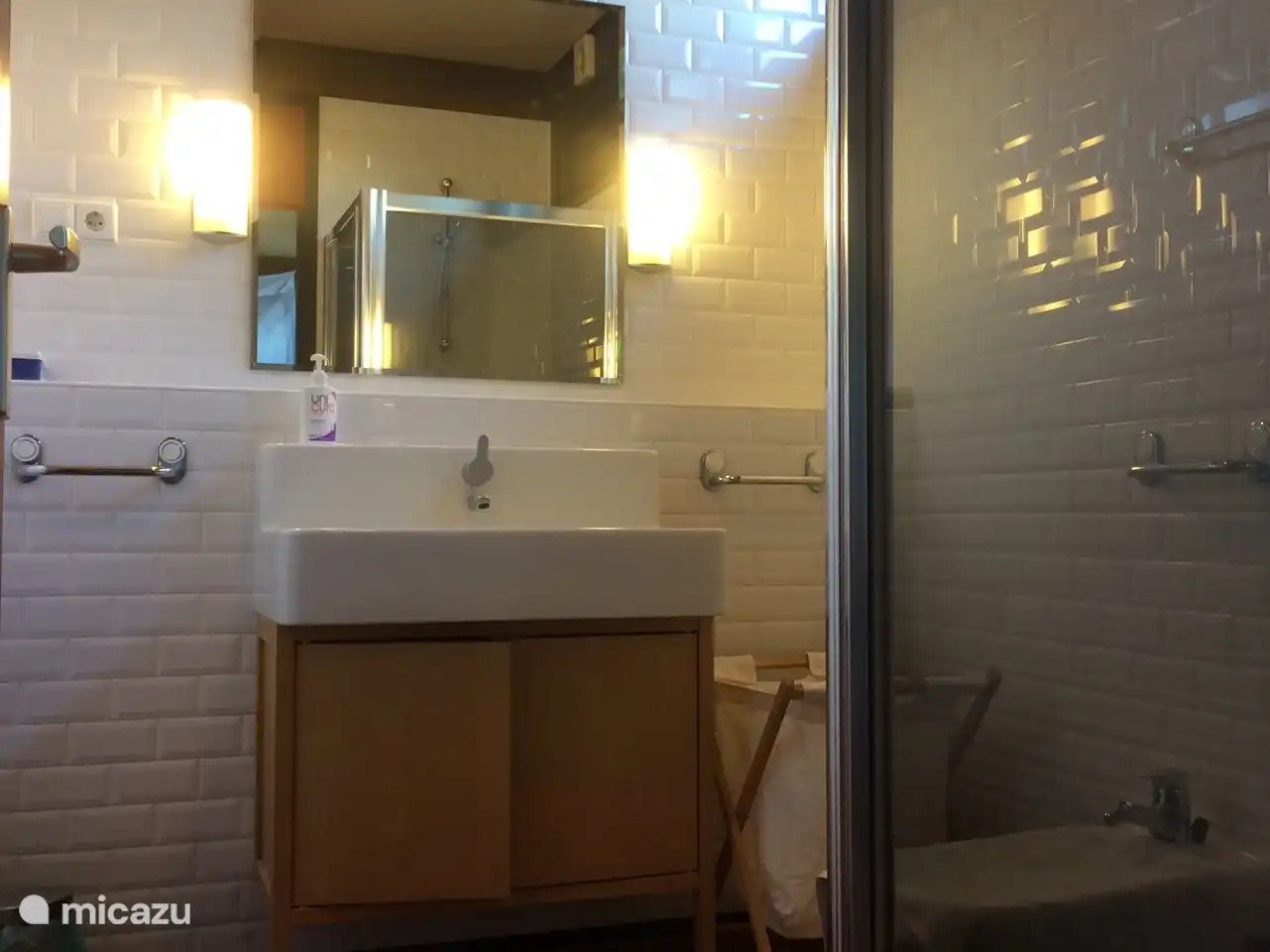 Schlafzimmer 1 mit Badezimmer en suite (Waschbecken, Dusche und WC)