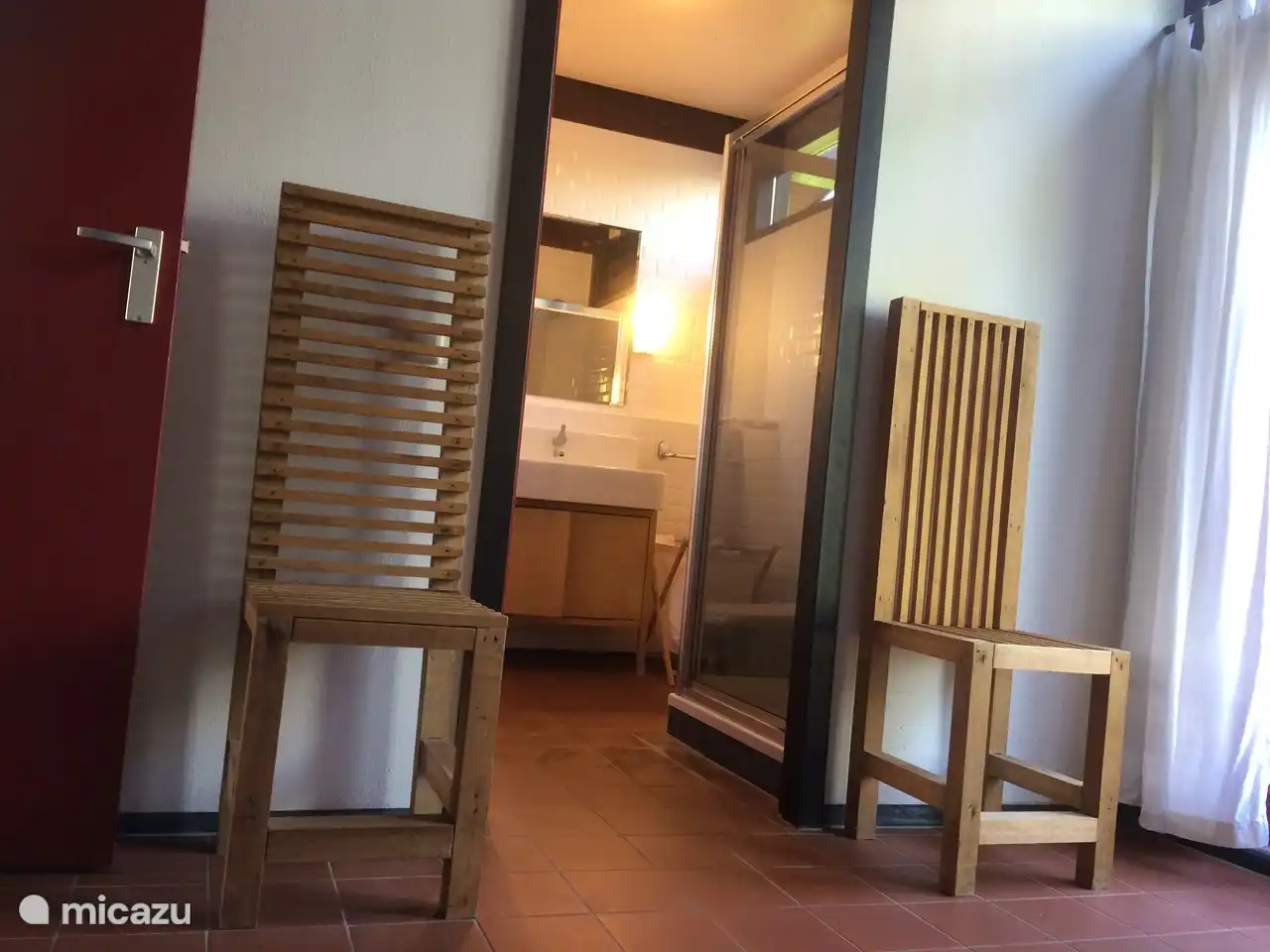 Schlafzimmer 1 mit Badezimmer en suite (Waschbecken, Dusche und WC)