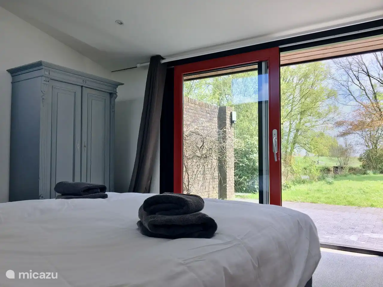 Separates Gartenzimmer mit Badezimmer en Suite (Waschbecken, Dusche und WC)