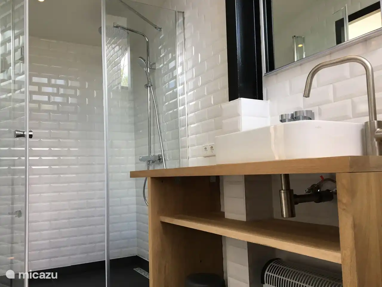 Separates Gartenzimmer mit Badezimmer en Suite (Waschbecken, Dusche und WC)