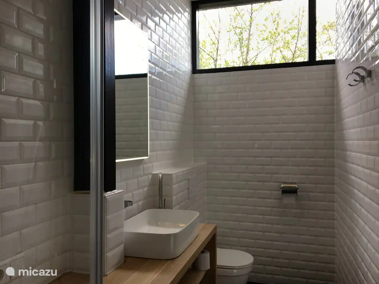 Separates Gartenzimmer mit Badezimmer en Suite (Waschbecken, Dusche und WC)