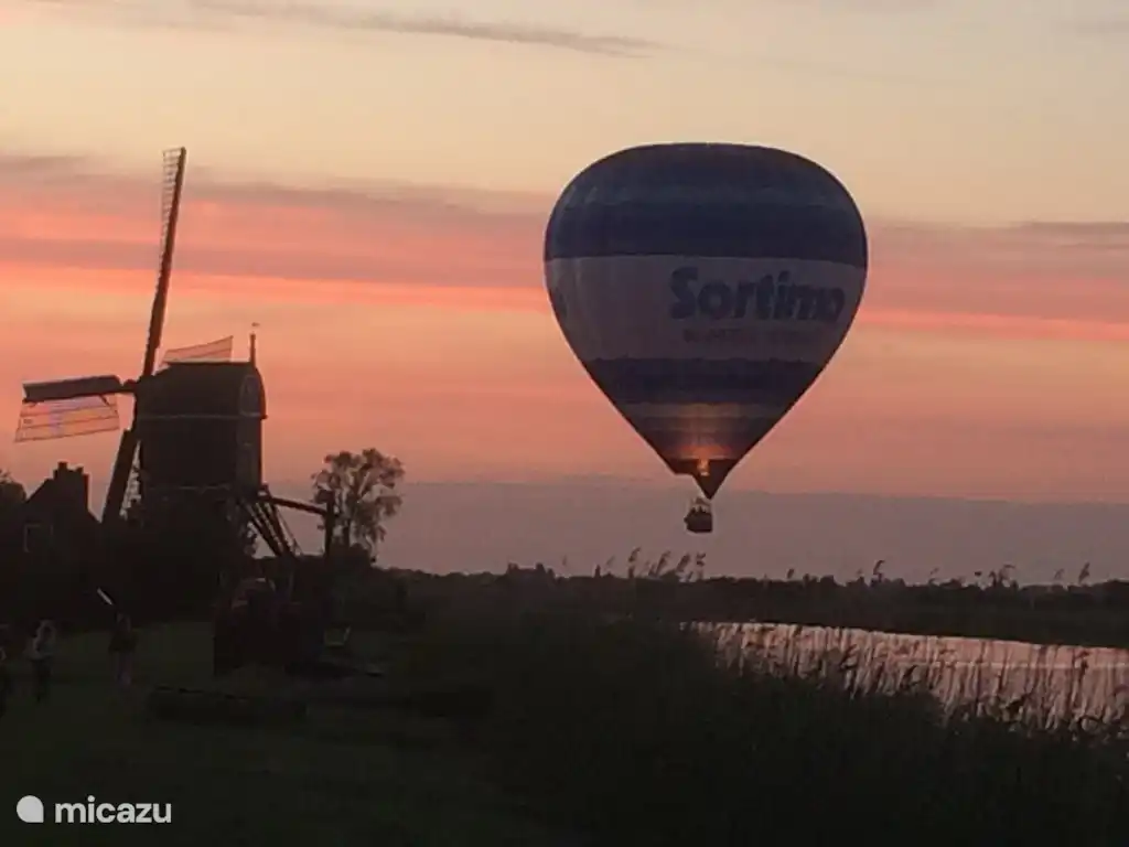 Gelegentlich kommt ein Heißluftballon vorbei