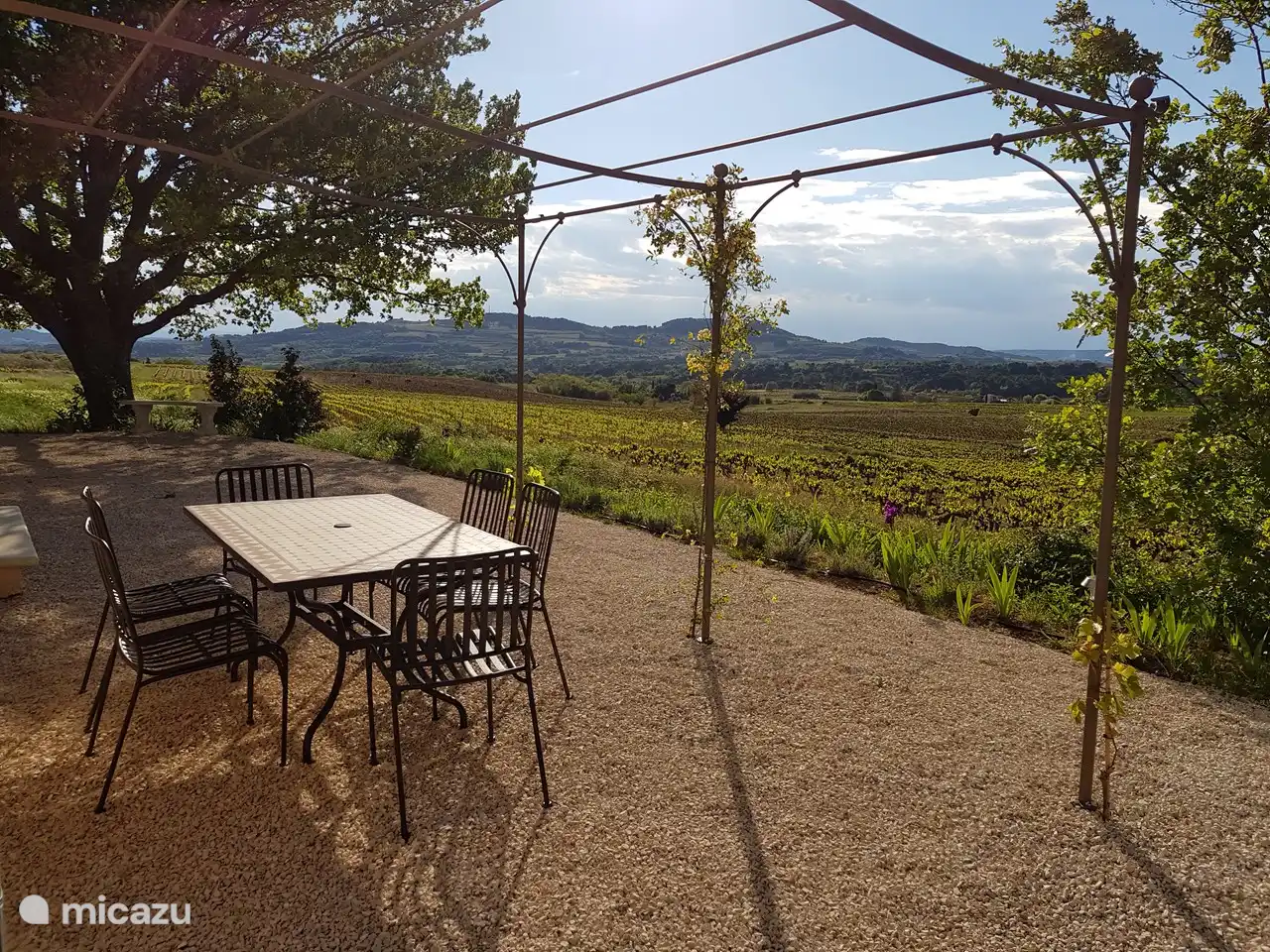 Auf der Rückseite des Hauses finden Sie einen schönen Platz, wo Sie die Aussicht und den Sonnenuntergang genießen können