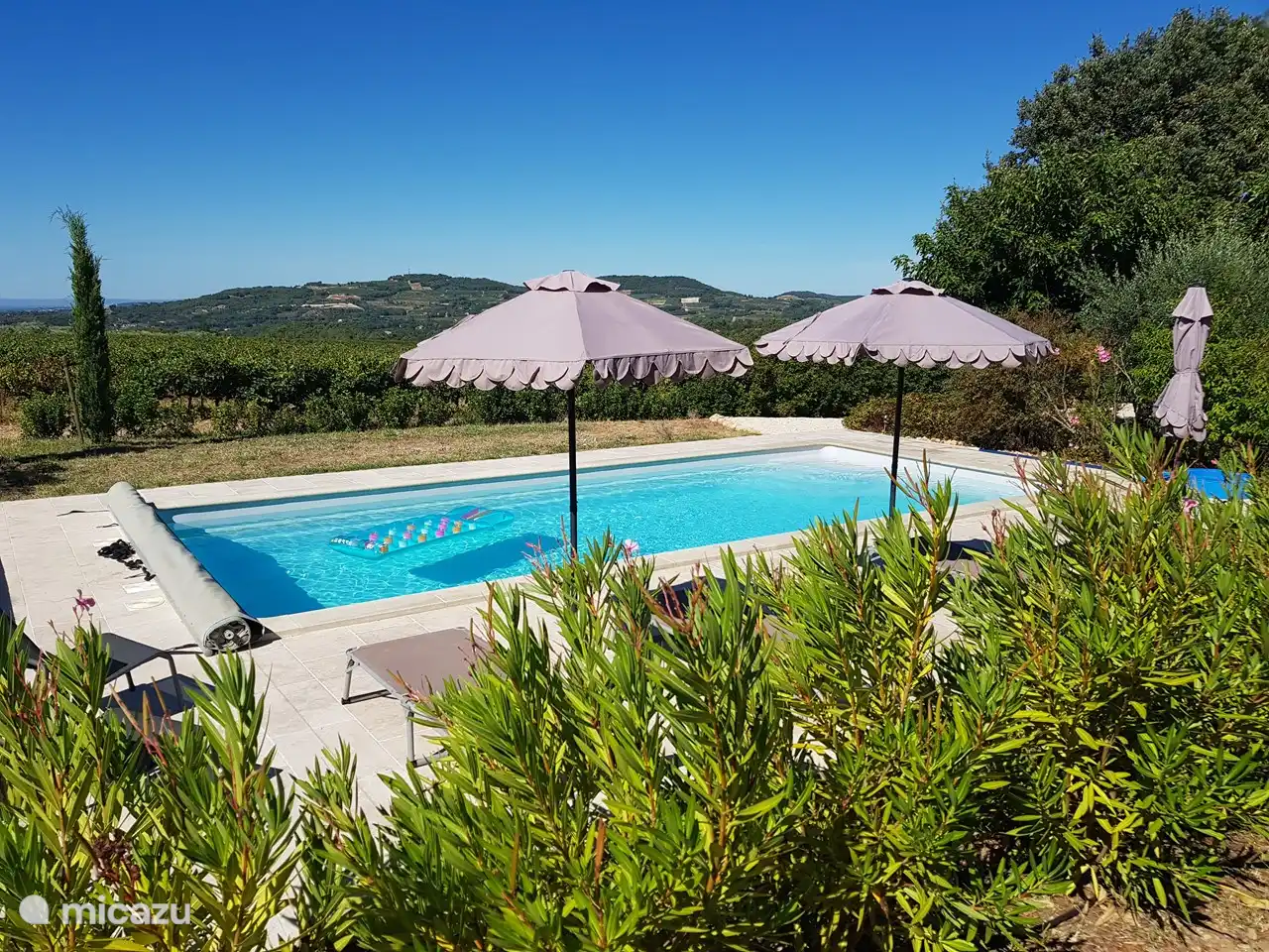 Von der Poolterrasse hat man eine schöne Aussicht