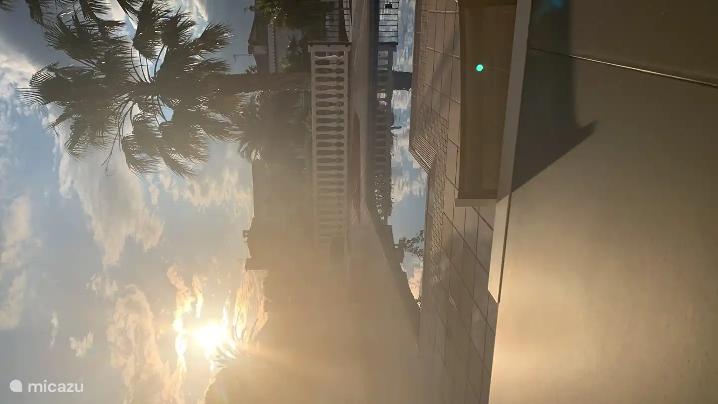 Drei geräumige Schlafzimmer im Obergeschoss, von denen sich zwei ein Badezimmer teilen, neue Boxspringbetten 