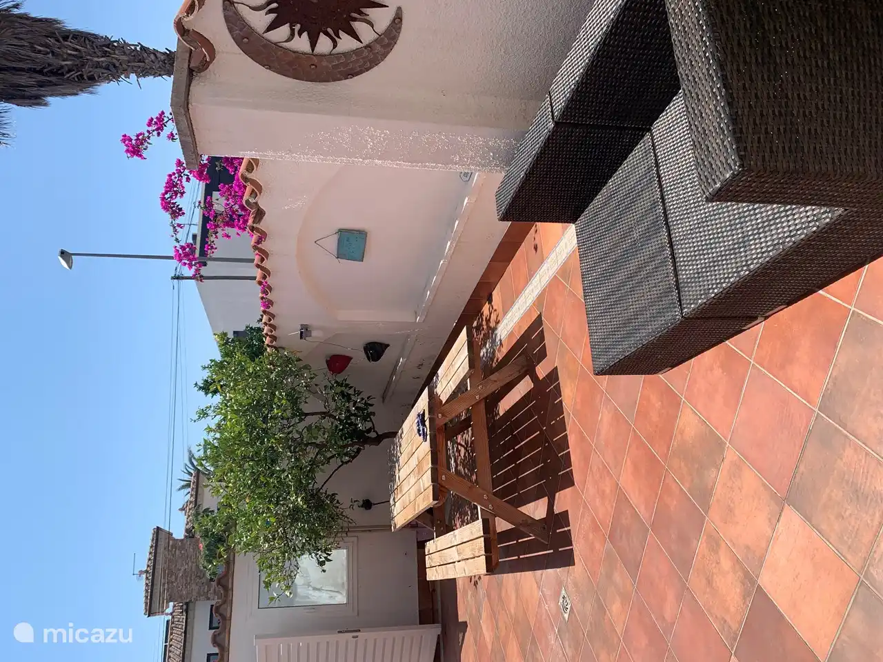 Die Terrasse unter dem Zitronenbaum, wo t hauptsächlich in
Es ist ein wunderbarer Ort, um vor und Herbst zu sein, auch super zum Frühstücken 