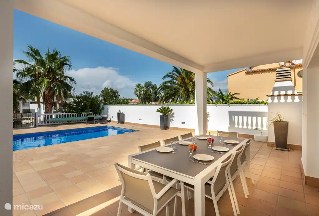 Köstliches Essen im Freien unter der Markise!