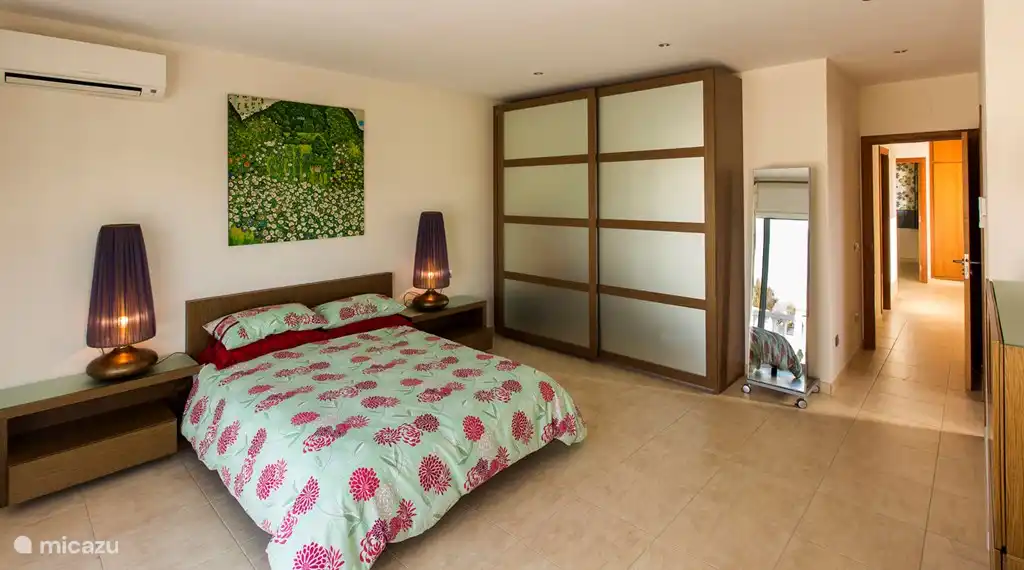 Drittes Schlafzimmer im ersten Stock. Dies ist ein en-suite (Badezimmer, das mit dem Schlafzimmer verbunden ist).