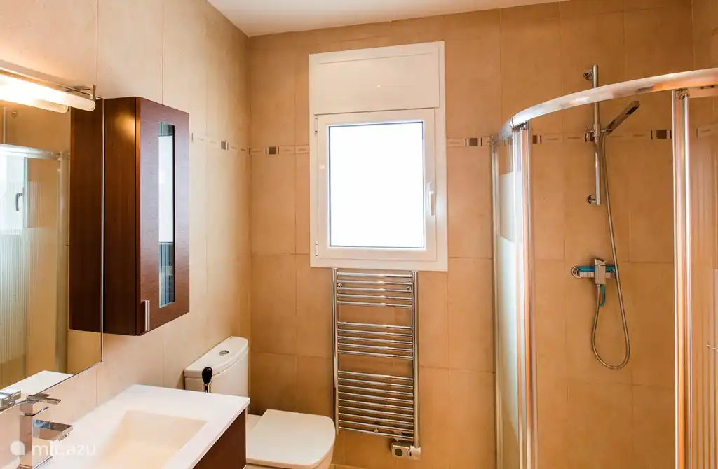 Zum Schlafzimmer gehörendes Badezimmer mit WC, Dusche, Waschtisch 