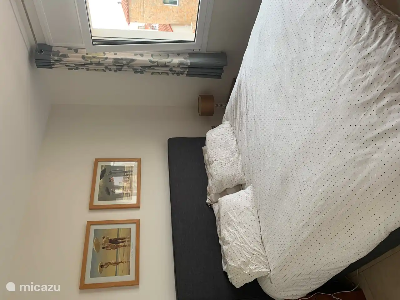 Drei geräumige Schlafzimmer im Obergeschoss, von denen sich zwei ein Badezimmer teilen, neue Boxspringbetten 