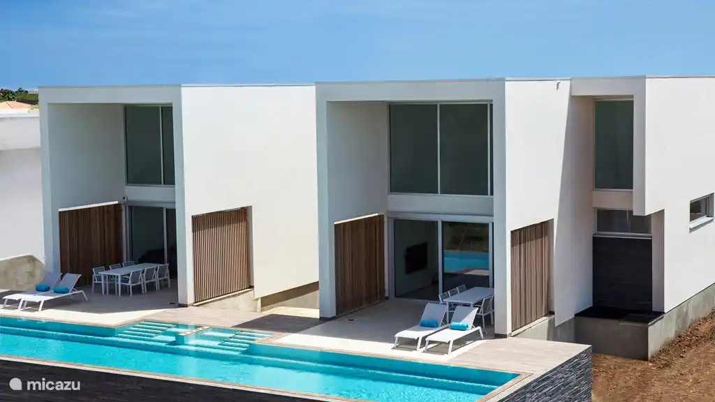 Photo d'ensemble des villas jumelles avec la piscine de 20 mètres