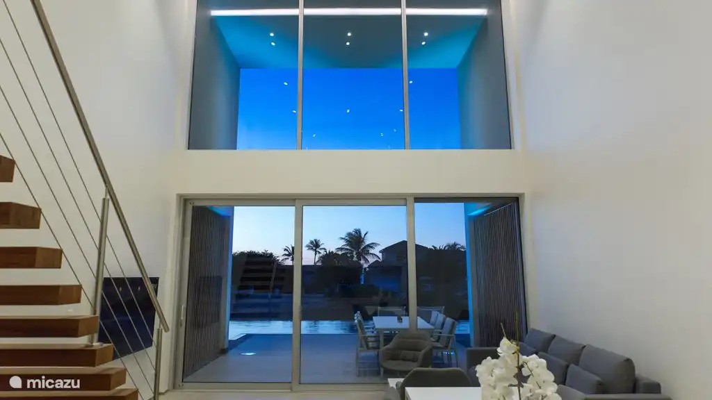 Au coucher du soleil, l'éclairage LED couleur s'allume à l'extérieur et vous pourrez profiter de belles images.