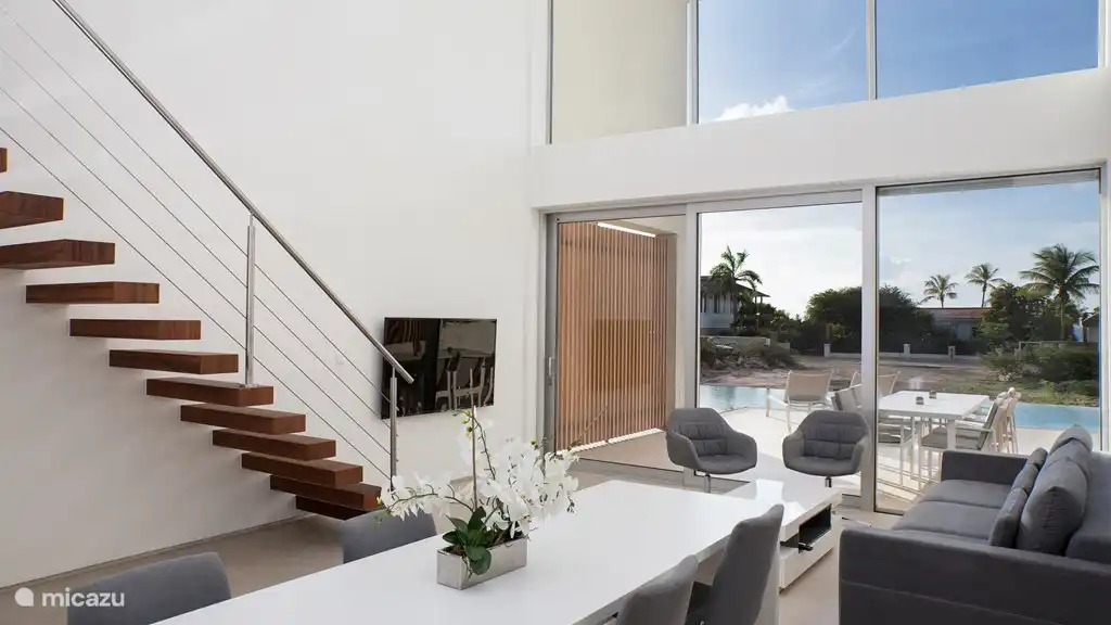 Escalier architectural dans le salon