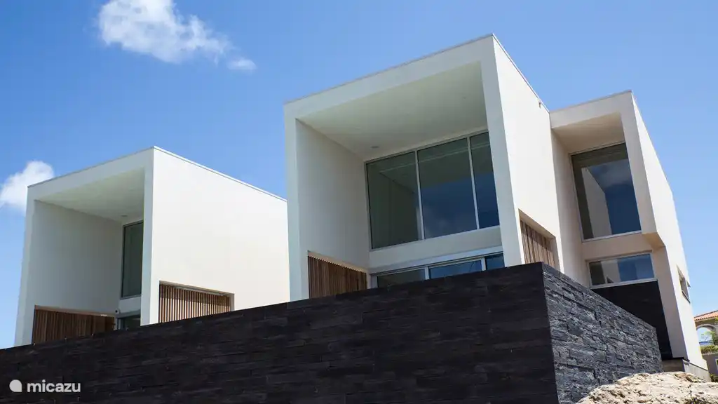La façade arrière des villas jumelles vue sous un angle différent.