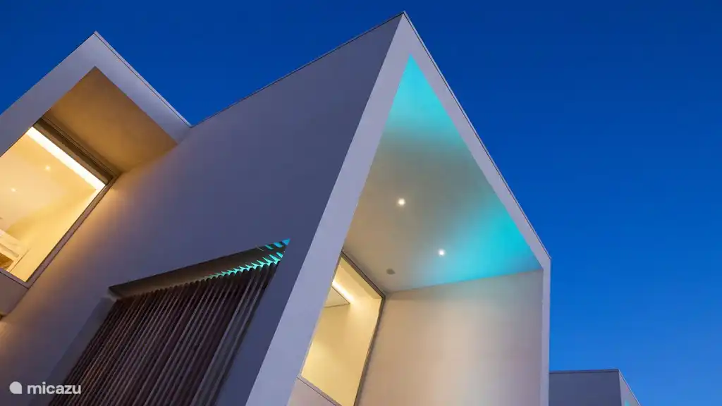 La façade arrière au crépuscule produit de belles images, en partie grâce à l'éclairage LED coloré à l'extérieur.