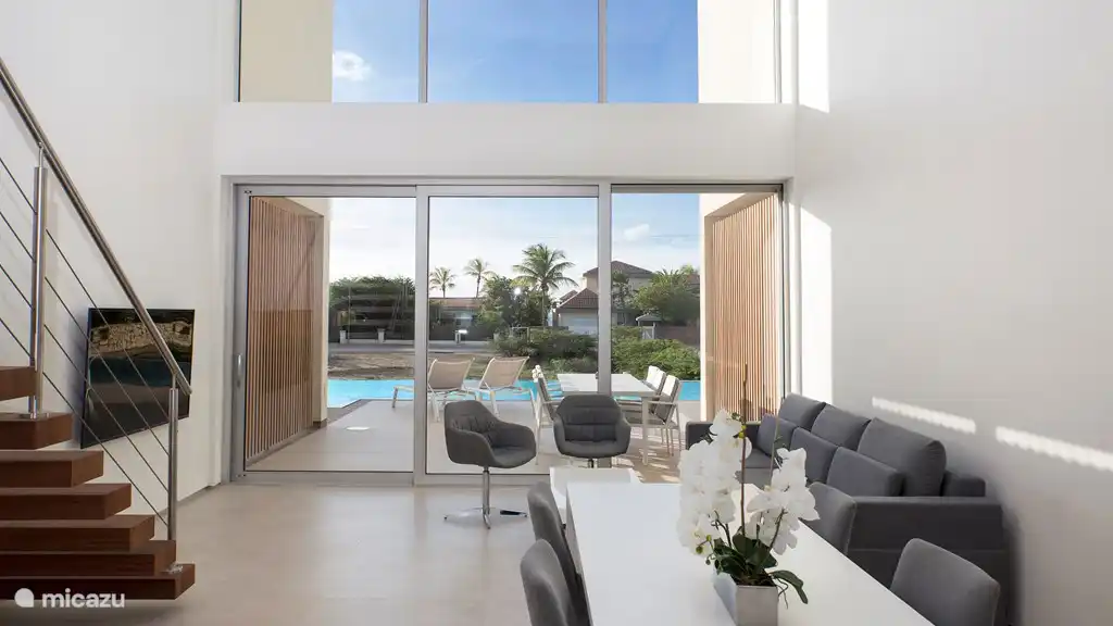 Le salon donnant sur la piscine.