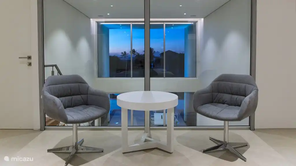 Telle est la vue depuis la chambre à l'étage au crépuscule.