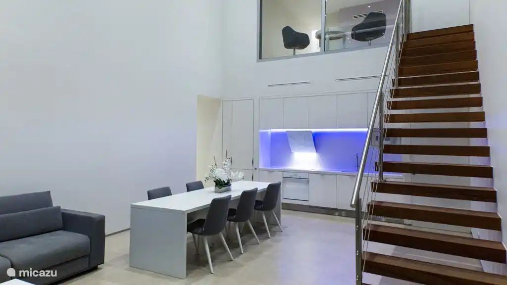 Escalier architectural vers les chambres à l'étage.