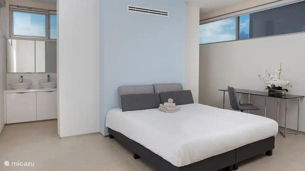 Chambre en bas. Derrière le mur bleu se trouvent l'espace dressing/penderie et une salle de bain.