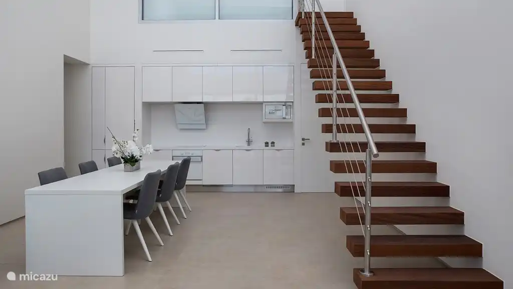 La cuisine ouverte sur le séjour est entièrement équipée