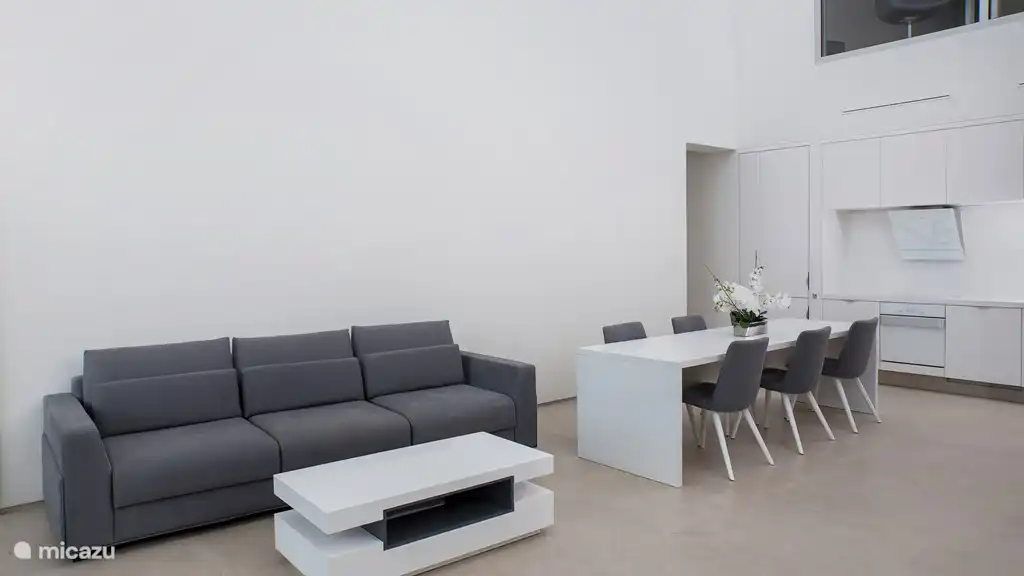 La table à manger dans le salon avec six chaises.