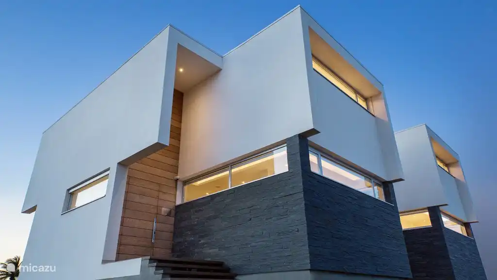 La façade au crépuscule.