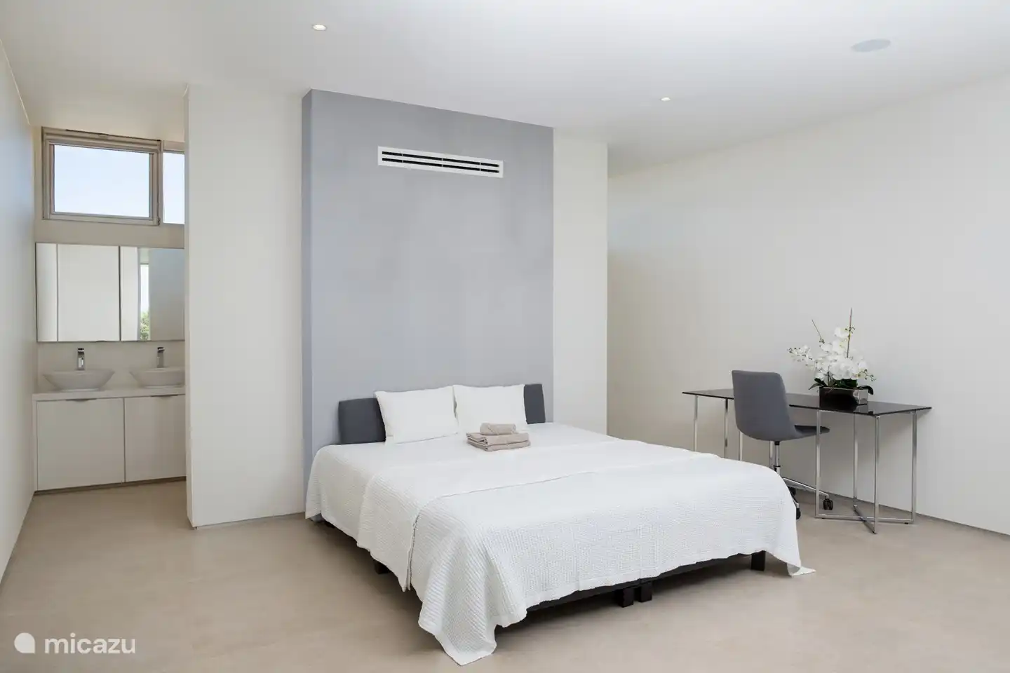 La chambre à l'étage. Derrière le mur se trouvent une salle de bain et l'espace dressing/penderie.