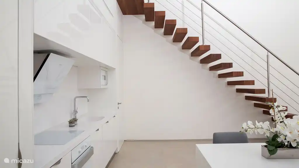 La cuisine et l'escalier intérieur