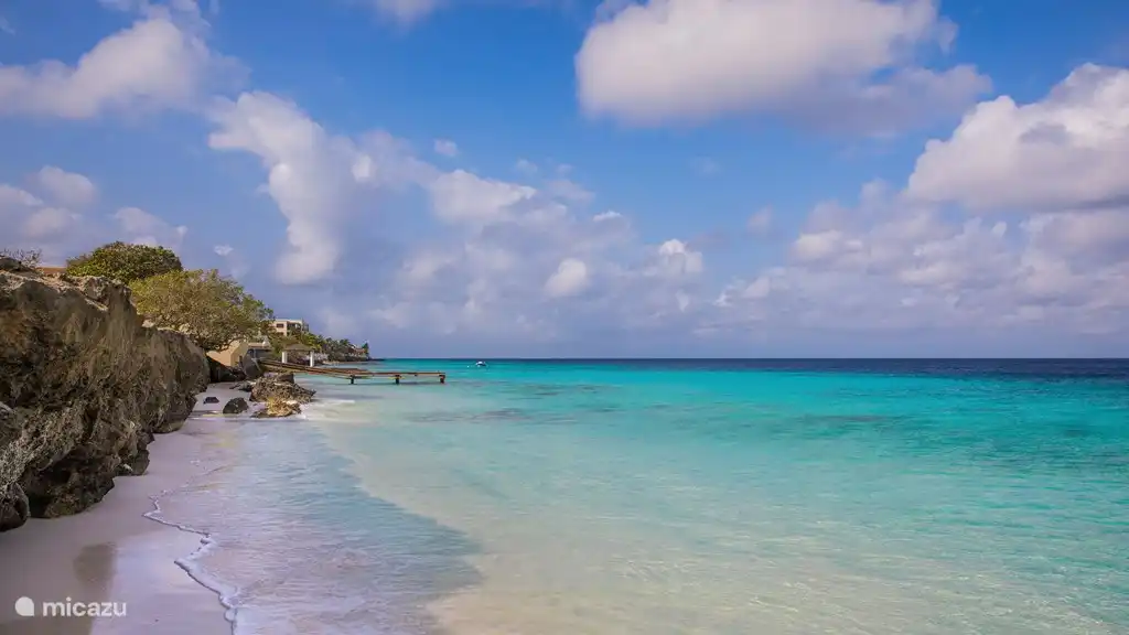Bachelor's Beach, une petite mais belle plage de sable à seulement 300 mètres de Caraibas Bonaire ! Un lieu de baignade populaire pour les habitants du quartier de Belnem, où se trouve Caraibas Bonaire.