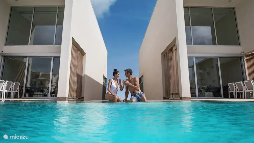 La piscine ne fait pas moins de 20 mètres de long ! La symétrie des lignes architecturales de Caraibas Bonaire s'exprime ici magnifiquement.