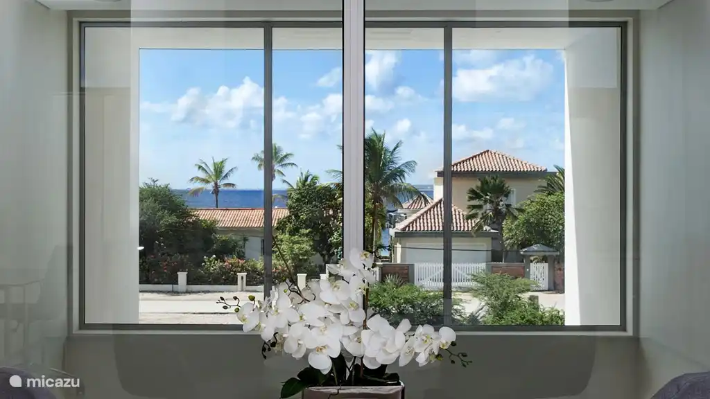 C'est ainsi que vous vous réveillez dans la chambre principale à l'étage. Vue sur la mer des Caraïbes !