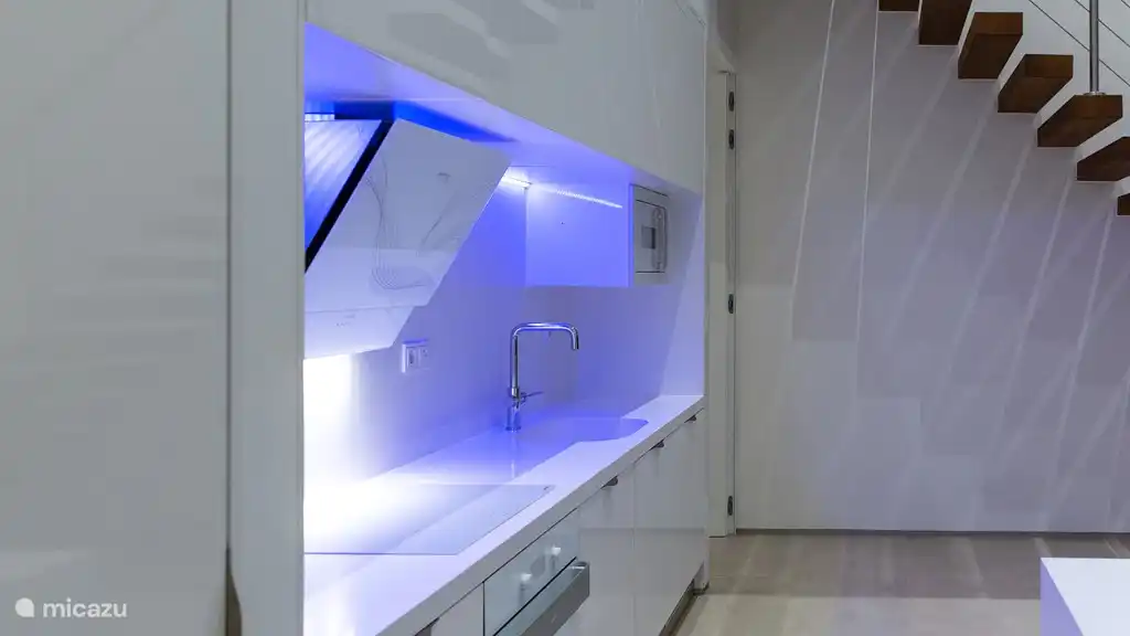 La cuisine ultramoderne et entièrement équipée.