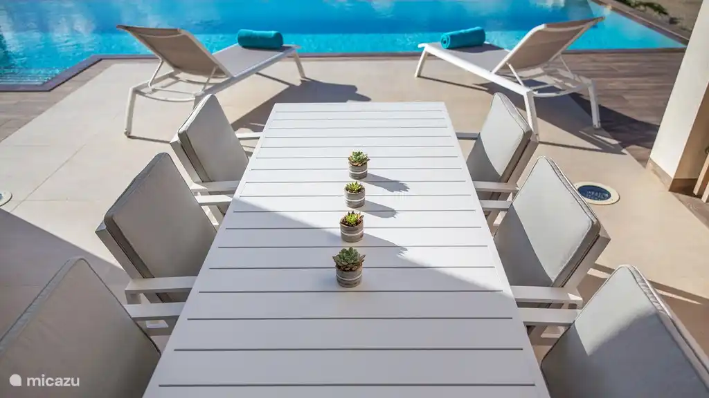 Une généreuse table à manger en plein air pouvant accueillir six personnes.