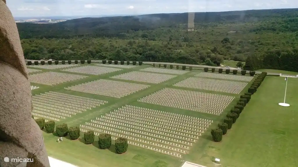 Einer der Militarie-Friedhöfe in Verdun, auf dem während des Ersten Weltkriegs eine jahrelange Schlacht stattfand. Von einer schrecklichen Schönheit und sauberer Sauberkeit. Aus dem Ossuaire genommen, ein Monument, wo unzählige Überreste unbekannter Soldaten ihre letzte Ruhestätte haben.