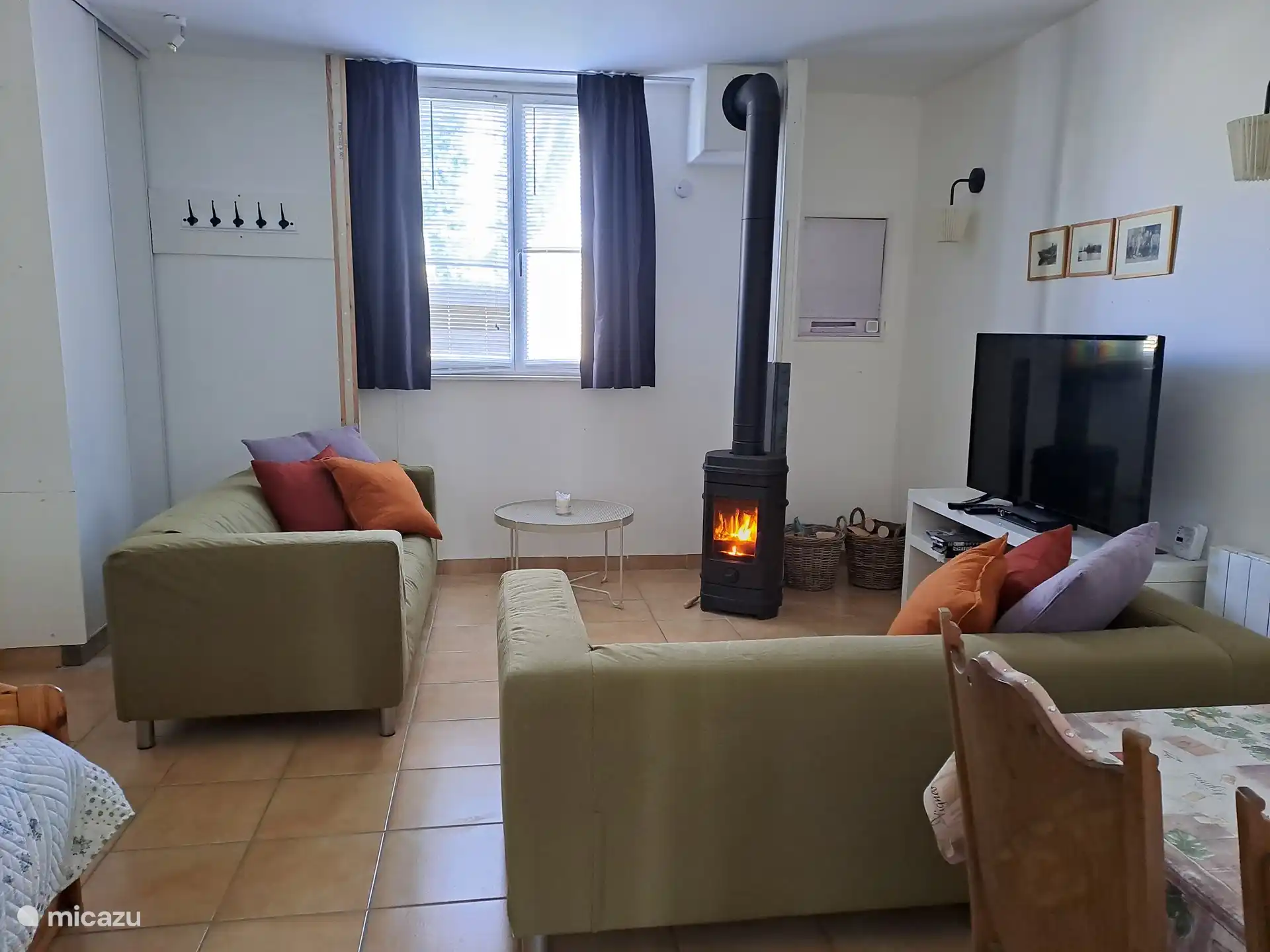 Das Wohnzimmer mit dem Holzofen