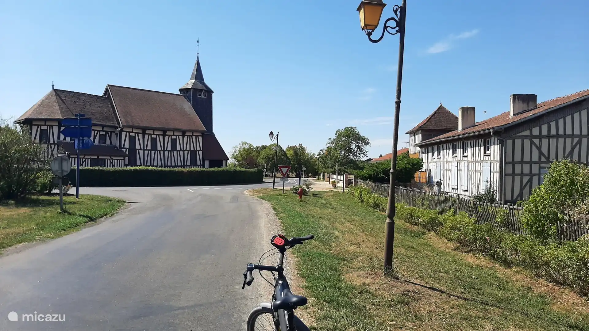 Die Gegend ist berühmt für ihre Kirchen und Fachwerkhäuser. Jedes Dorf hat seinen eigenen Stil.
