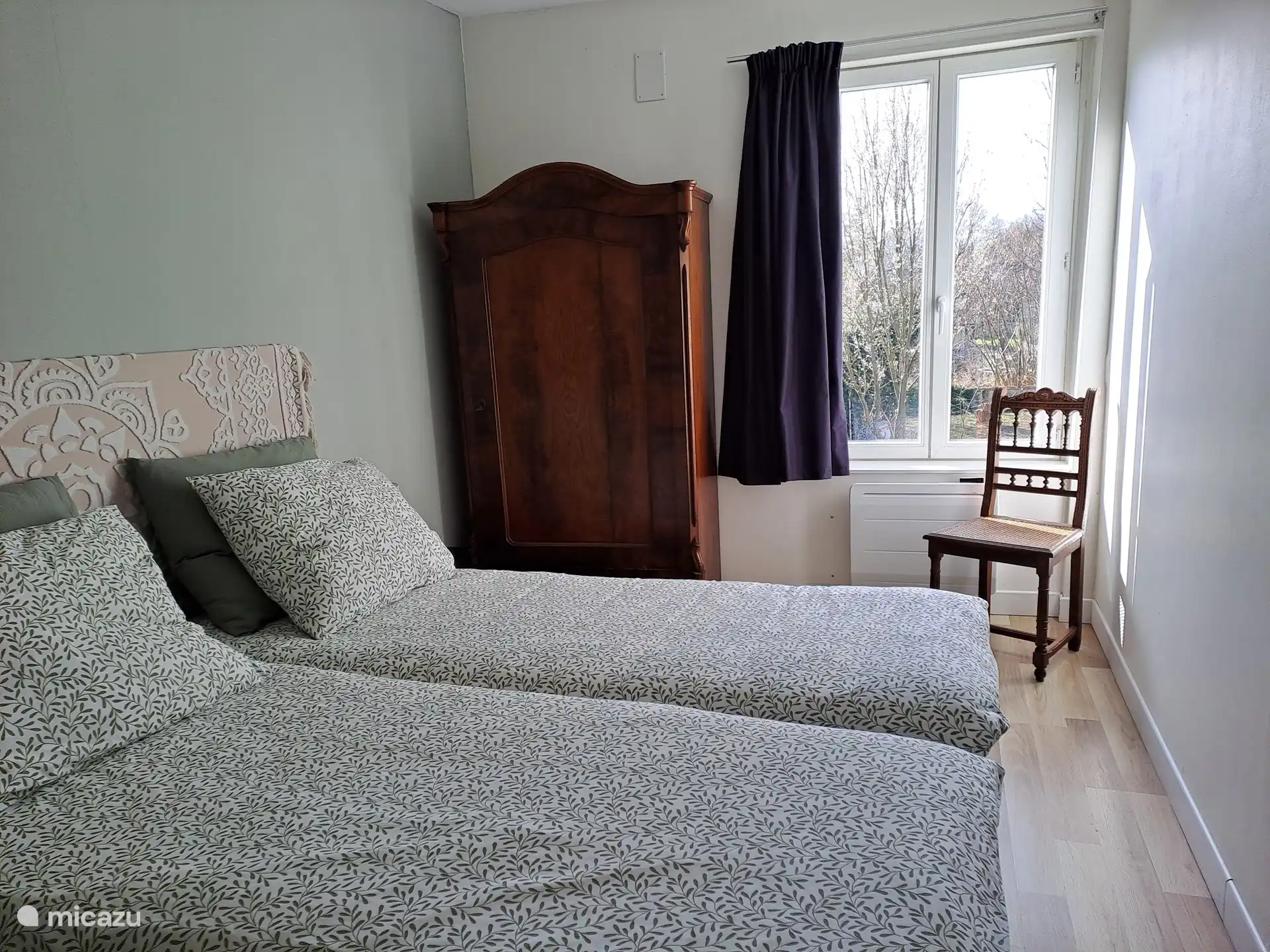 Schlafzimmer mit elektrisch verstellbaren Lattenrosten