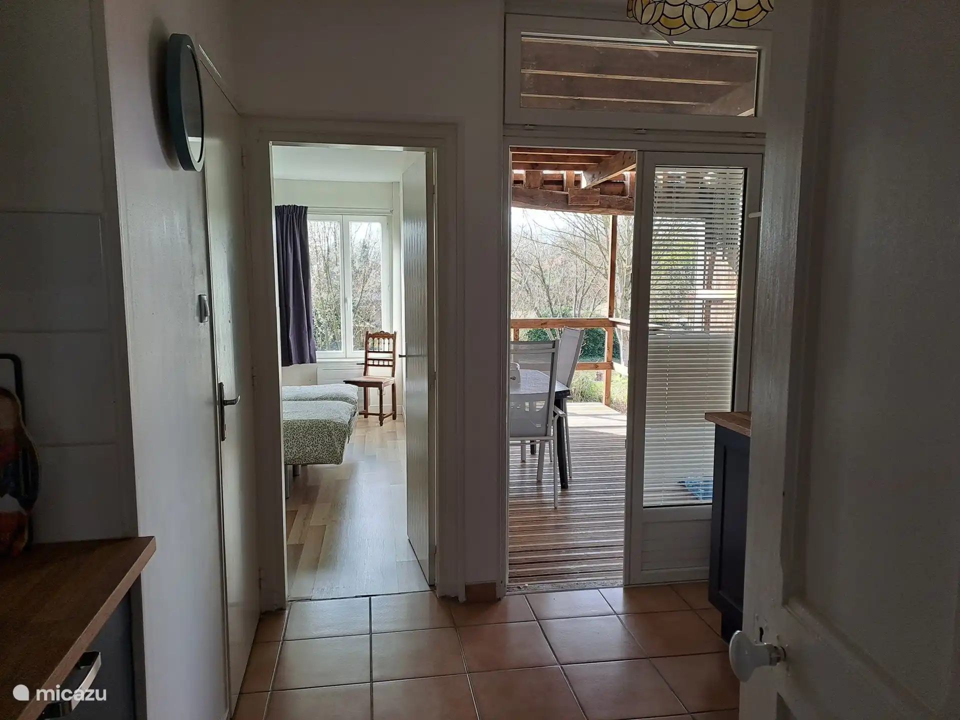 Von der Küche aus Blick auf das Schlafzimmer und die Terrasse