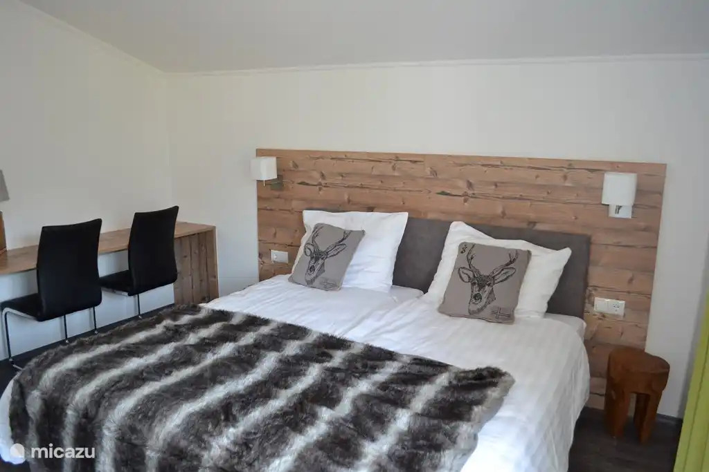 Slaapkamer boven, met tweepersoons bedspring.