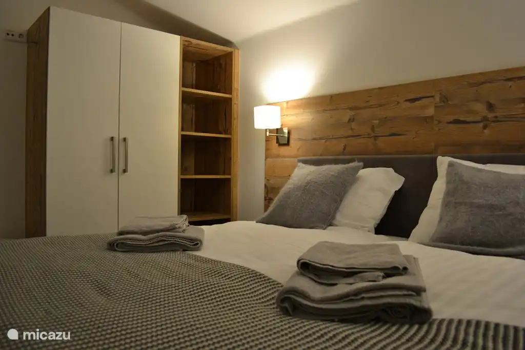 Slaapkamer boven met tweepersoons bedspring.