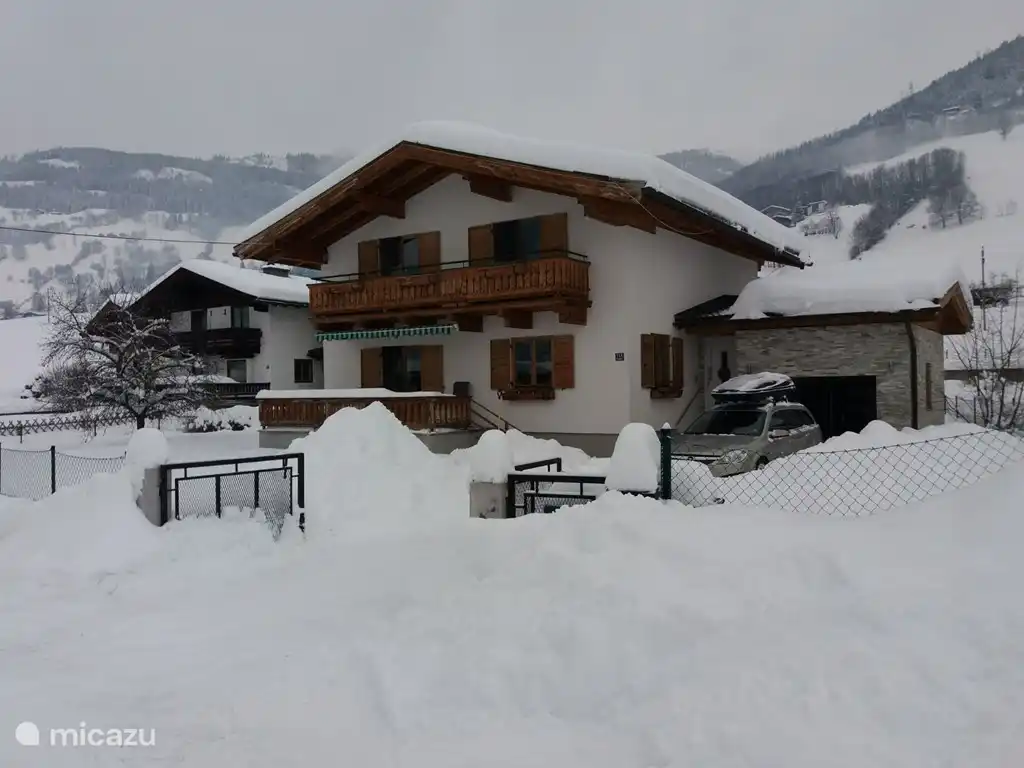 Winter. de winterwanderweg begint achter de woning. Tussen de skigebieden van  Zell am See en Kaprun. 