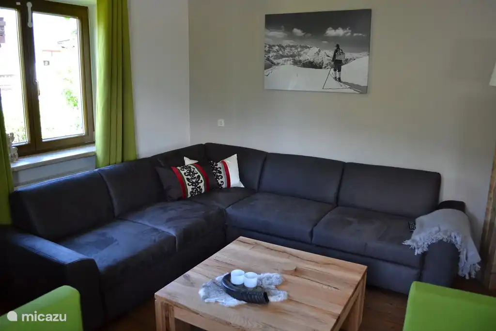 Woonkamer met heerlijke bank, tv met nederlandse zenders