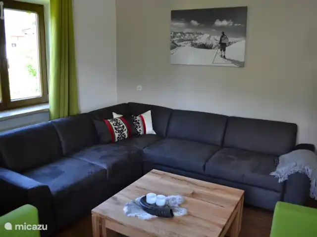 Chalet Hochsonnberg huren in Oostenrijk, Salzburgerland, Walchen (gemeente Piesendorf) - vakantiehuis Woonkamer met heerlijke bank, tv met nederlandse zenders