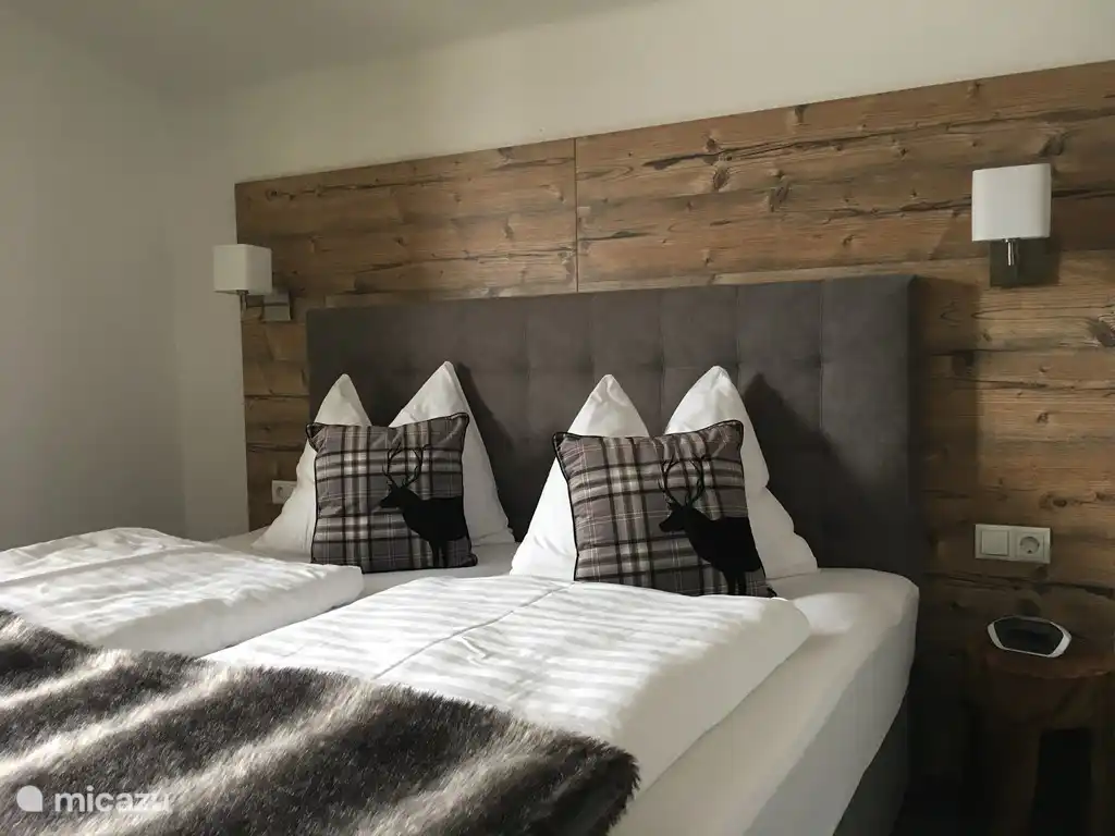 Luxe boxspringbedden. De bedden zijn bij aankomst al voor u opgemaakt.