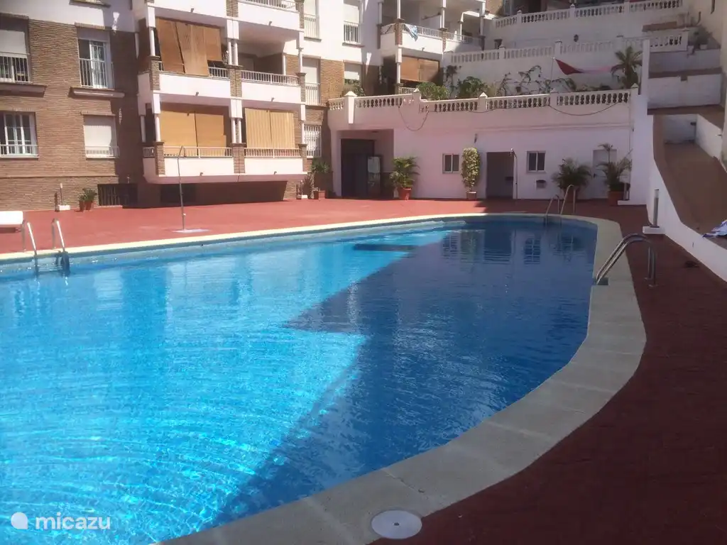 Belle piscine spacieuse avec plusieurs chaises longues et douches. Destiné exclusivement aux résidents et à leurs invités. A la piscine il y a un vestiaire et des toilettes sont disponibles.
