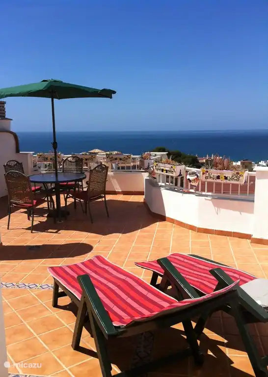 Terrasse privée sur le toit avec une vue magnifique sur la mer. Vous pouvez bronzer librement ici.