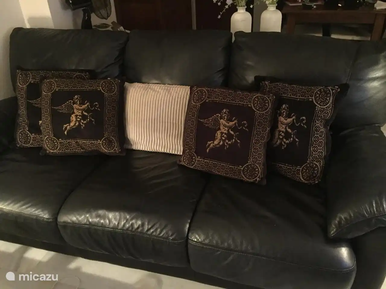 Beau canapé large confortable et agréable pour s'asseoir, mais aussi pour s'allonger un moment....