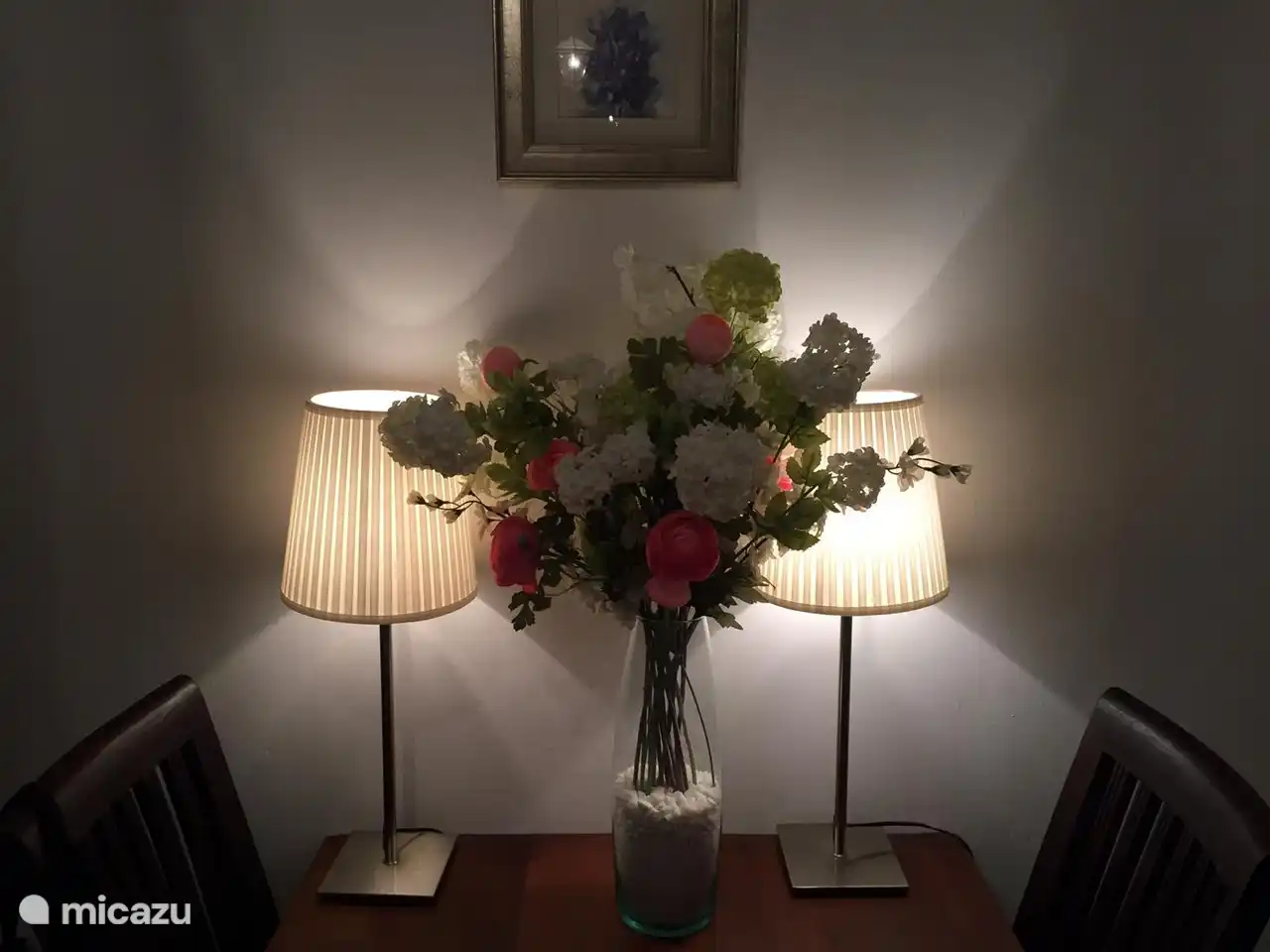 Belle décoration sur la table à manger. La table à manger offre un espace pour 6 personnes.