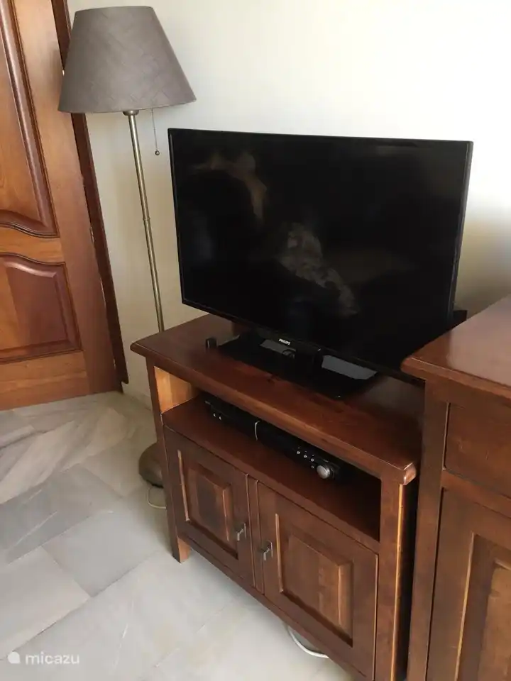 TV avec décodeur avec télévision néerlandaise et bien sûr aussi des chaînes étrangères. Radio CD/DVD également disponible.